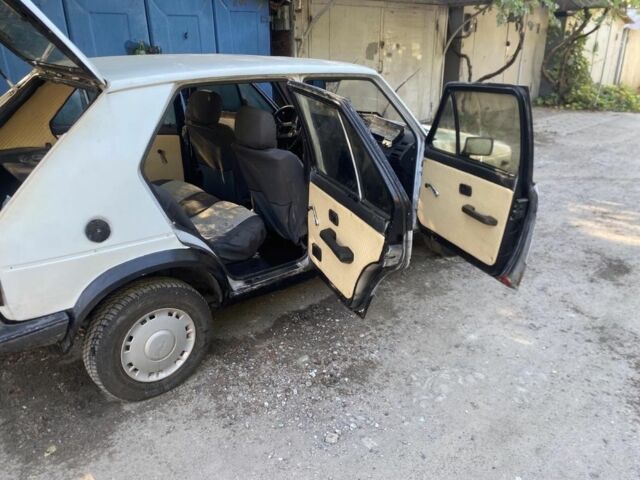 Белый Фольксваген Гольф, объемом двигателя 1.8 л и пробегом 250 тыс. км за 900 $, фото 2 на Automoto.ua