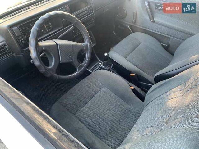 Белый Фольксваген Гольф, объемом двигателя 1.6 л и пробегом 400 тыс. км за 550 $, фото 1 на Automoto.ua