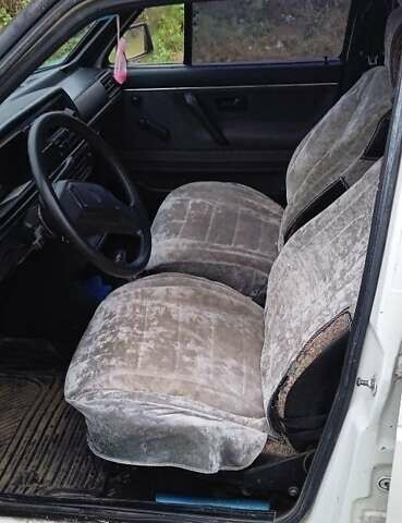 Белый Фольксваген Гольф, объемом двигателя 1.8 л и пробегом 999 тыс. км за 1100 $, фото 1 на Automoto.ua