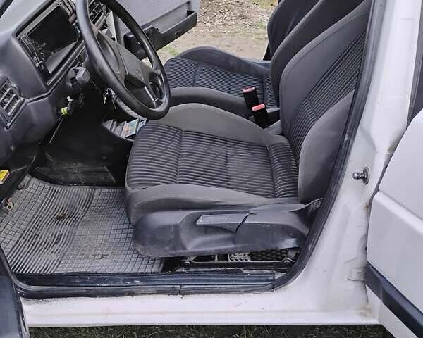 Белый Фольксваген Гольф, объемом двигателя 1.59 л и пробегом 382 тыс. км за 2000 $, фото 8 на Automoto.ua