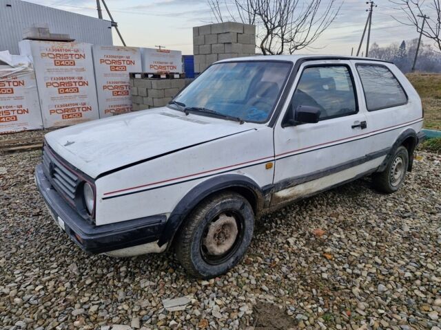 Белый Фольксваген Гольф, объемом двигателя 1.3 л и пробегом 300 тыс. км за 500 $, фото 1 на Automoto.ua