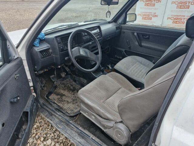 Белый Фольксваген Гольф, объемом двигателя 1.3 л и пробегом 300 тыс. км за 500 $, фото 3 на Automoto.ua