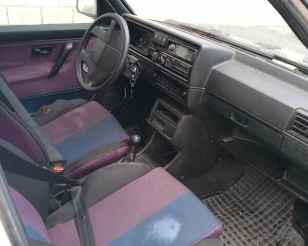 Белый Фольксваген Гольф, объемом двигателя 1.6 л и пробегом 180 тыс. км за 850 $, фото 5 на Automoto.ua