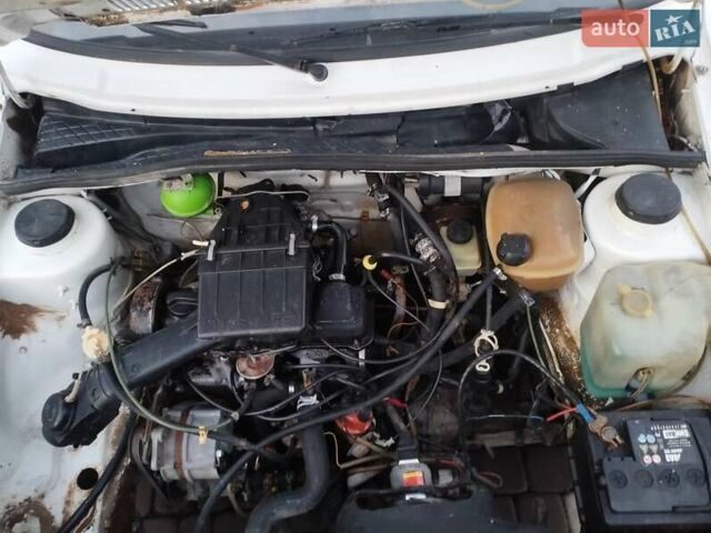 Белый Фольксваген Гольф, объемом двигателя 1.6 л и пробегом 298 тыс. км за 1250 $, фото 1 на Automoto.ua