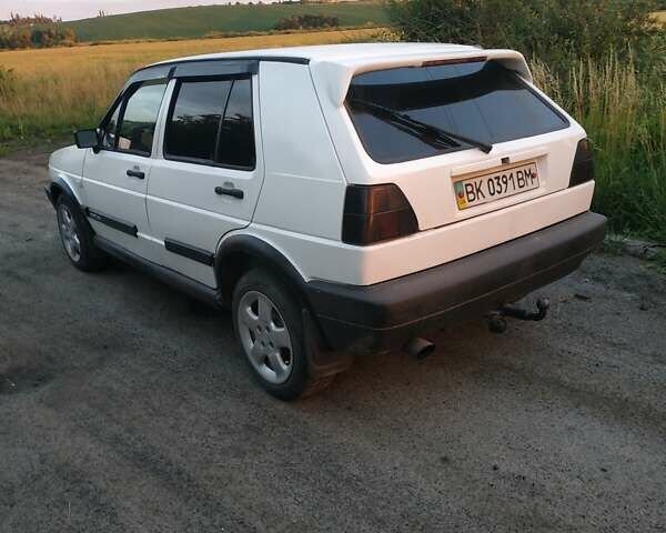 Белый Фольксваген Гольф, объемом двигателя 1.6 л и пробегом 500 тыс. км за 1950 $, фото 1 на Automoto.ua