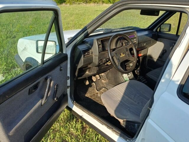 Белый Фольксваген Гольф, объемом двигателя 1.6 л и пробегом 500 тыс. км за 1500 $, фото 6 на Automoto.ua