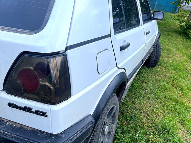 Белый Фольксваген Гольф, объемом двигателя 1.6 л и пробегом 250 тыс. км за 1300 $, фото 2 на Automoto.ua