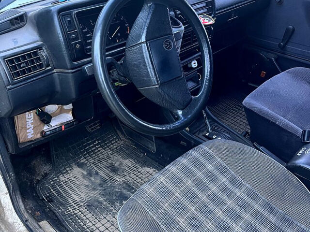 Белый Фольксваген Гольф, объемом двигателя 1.6 л и пробегом 250 тыс. км за 1300 $, фото 3 на Automoto.ua