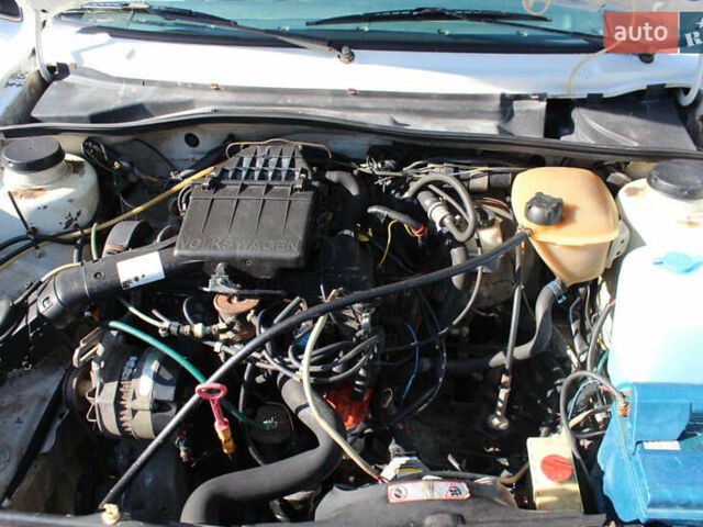 Белый Фольксваген Гольф, объемом двигателя 1.6 л и пробегом 333 тыс. км за 2500 $, фото 40 на Automoto.ua