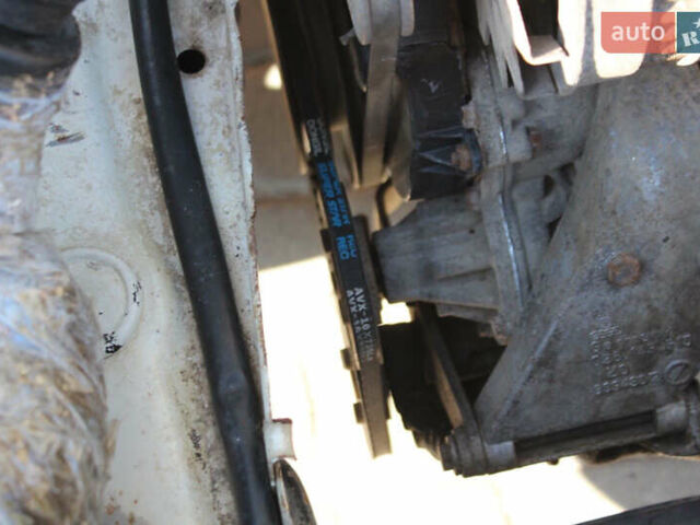 Белый Фольксваген Гольф, объемом двигателя 1.6 л и пробегом 333 тыс. км за 2500 $, фото 41 на Automoto.ua