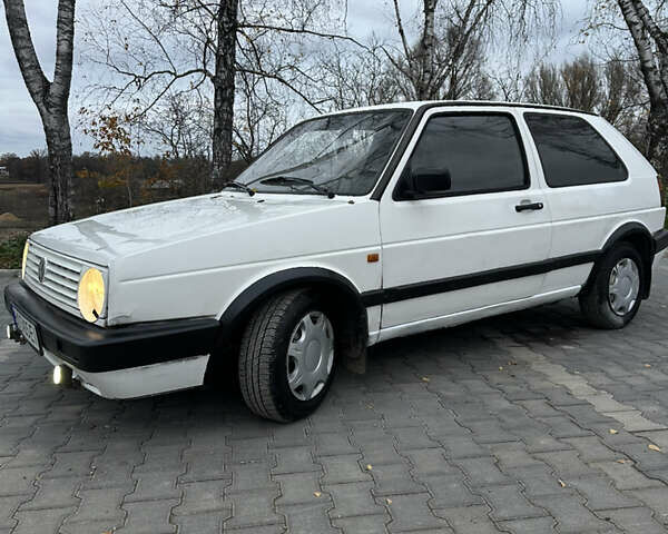 Белый Фольксваген Гольф, объемом двигателя 1.6 л и пробегом 225 тыс. км за 900 $, фото 2 на Automoto.ua