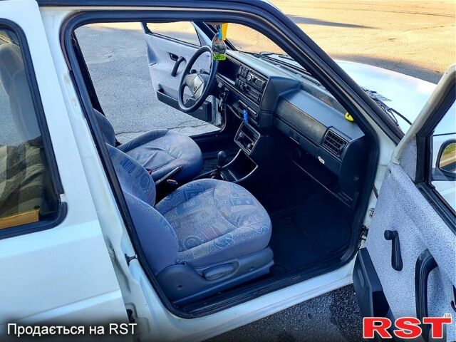 Белый Фольксваген Гольф, объемом двигателя 1.6 л и пробегом 388 тыс. км за 1400 $, фото 6 на Automoto.ua