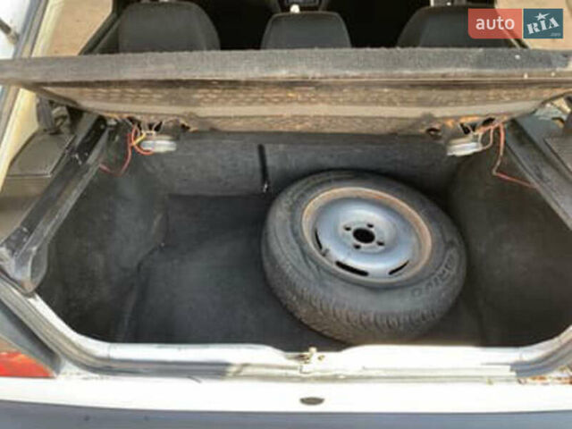 Белый Фольксваген Гольф, объемом двигателя 1.6 л и пробегом 278 тыс. км за 1000 $, фото 5 на Automoto.ua