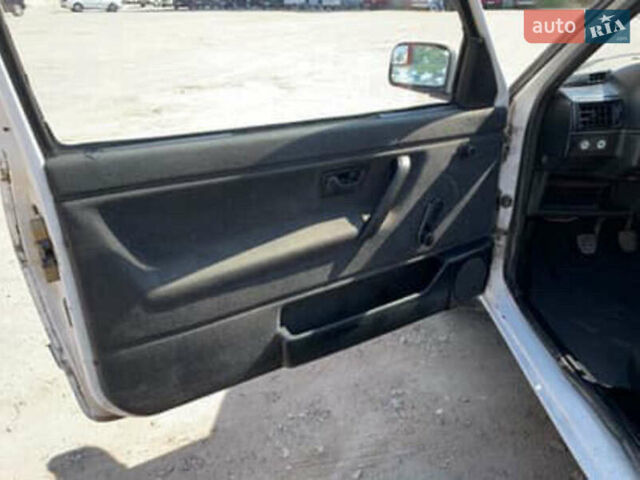 Белый Фольксваген Гольф, объемом двигателя 1.6 л и пробегом 278 тыс. км за 1000 $, фото 2 на Automoto.ua