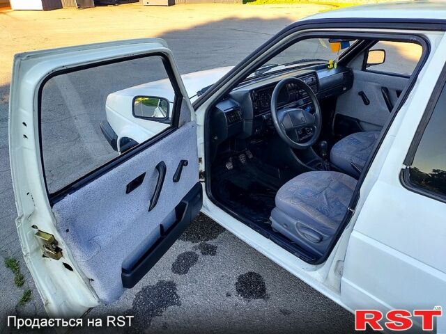 Белый Фольксваген Гольф, объемом двигателя 1.6 л и пробегом 388 тыс. км за 1400 $, фото 3 на Automoto.ua