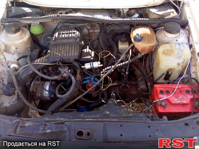 Белый Фольксваген Гольф, объемом двигателя 1.6 л и пробегом 100 тыс. км за 2000 $, фото 1 на Automoto.ua