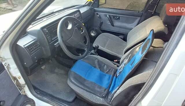 Белый Фольксваген Гольф, объемом двигателя 1.6 л и пробегом 1 тыс. км за 1100 $, фото 3 на Automoto.ua