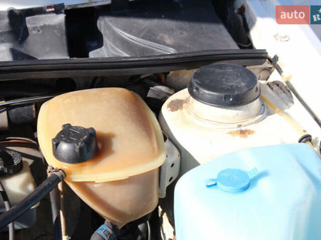 Белый Фольксваген Гольф, объемом двигателя 1.6 л и пробегом 333 тыс. км за 2500 $, фото 42 на Automoto.ua