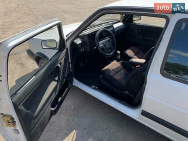 Белый Фольксваген Гольф, объемом двигателя 1.6 л и пробегом 278 тыс. км за 1000 $, фото 3 на Automoto.ua