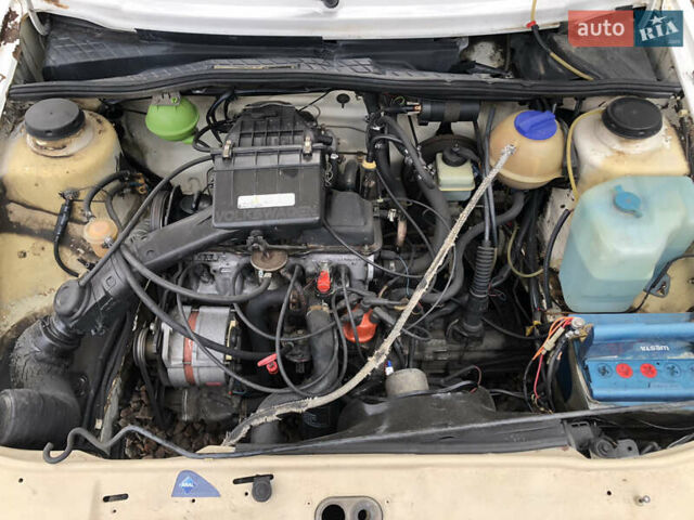 Белый Фольксваген Гольф, объемом двигателя 1.6 л и пробегом 339 тыс. км за 2750 $, фото 10 на Automoto.ua