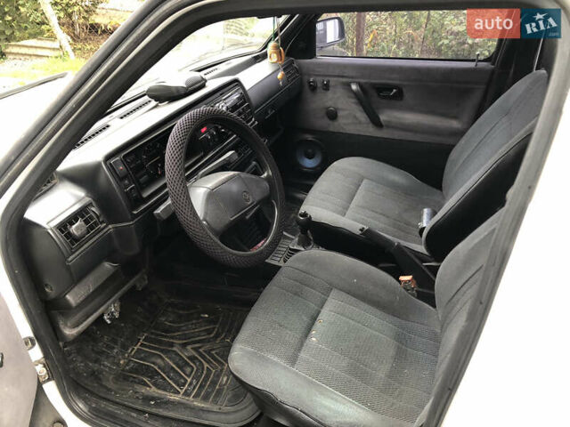 Белый Фольксваген Гольф, объемом двигателя 1.6 л и пробегом 339 тыс. км за 2750 $, фото 3 на Automoto.ua