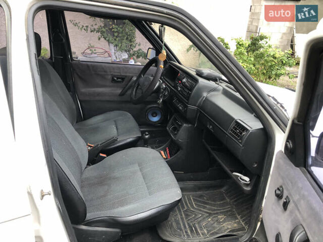 Белый Фольксваген Гольф, объемом двигателя 1.6 л и пробегом 339 тыс. км за 2750 $, фото 8 на Automoto.ua