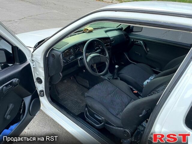 Белый Фольксваген Гольф, объемом двигателя 1.4 л и пробегом 250 тыс. км за 2000 $, фото 4 на Automoto.ua