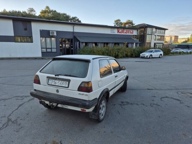 Белый Фольксваген Гольф, объемом двигателя 1.6 л и пробегом 385 тыс. км за 1250 $, фото 5 на Automoto.ua