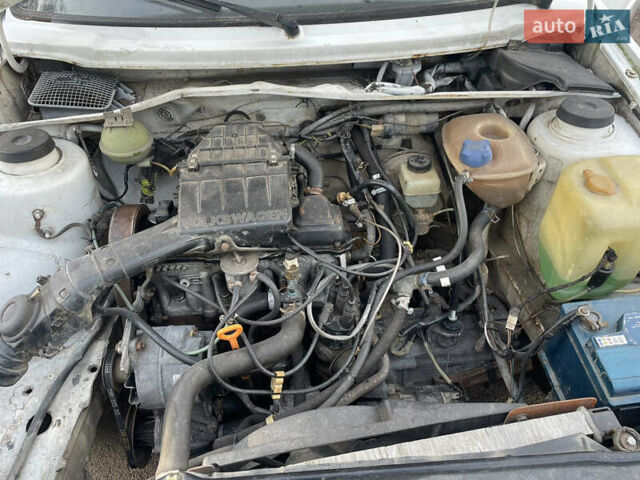 Белый Фольксваген Гольф, объемом двигателя 1.8 л и пробегом 400 тыс. км за 800 $, фото 1 на Automoto.ua