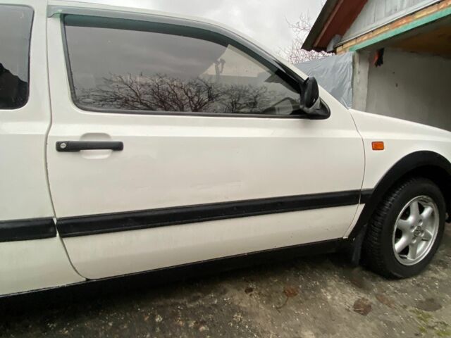 Белый Фольксваген Гольф, объемом двигателя 1.8 л и пробегом 160 тыс. км за 1905 $, фото 3 на Automoto.ua