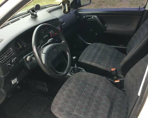 Фольксваген Гольф 1993 в Ковель на Automoto.ua Белый Фольксваген Гольф, объемом двигателя 1.9 л и пробегом 179 тыс. км за 2699 $, фото 7 на Automoto.ua