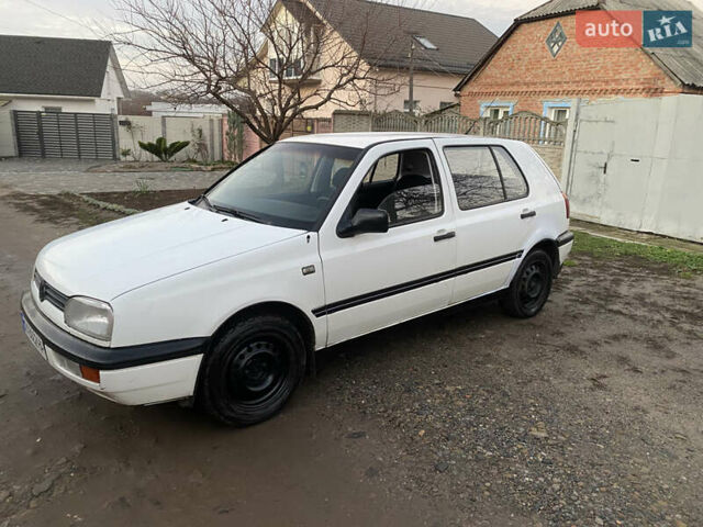 Белый Фольксваген Гольф, объемом двигателя 1.39 л и пробегом 200 тыс. км за 1350 $, фото 1 на Automoto.ua