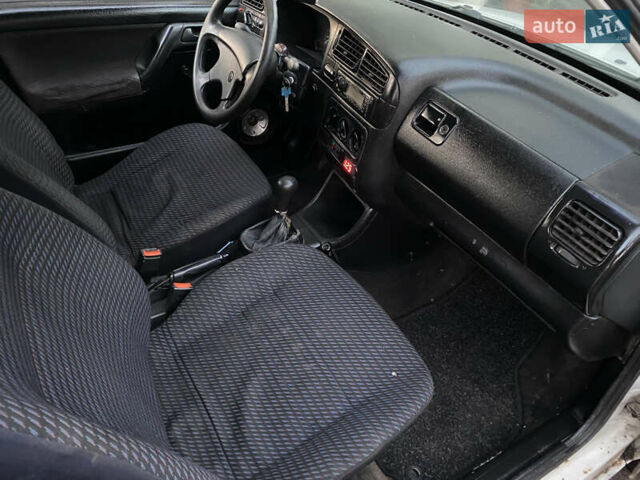 Белый Фольксваген Гольф, объемом двигателя 1.39 л и пробегом 200 тыс. км за 1350 $, фото 12 на Automoto.ua