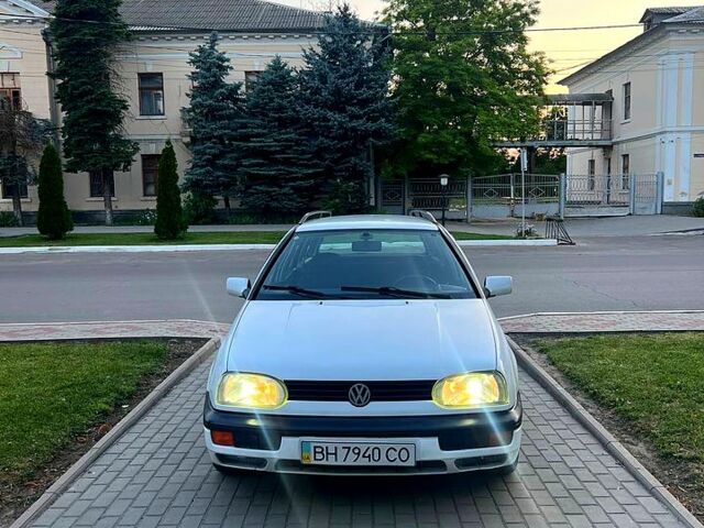 Белый Фольксваген Гольф, объемом двигателя 1.8 л и пробегом 200 тыс. км за 2300 $, фото 1 на Automoto.ua