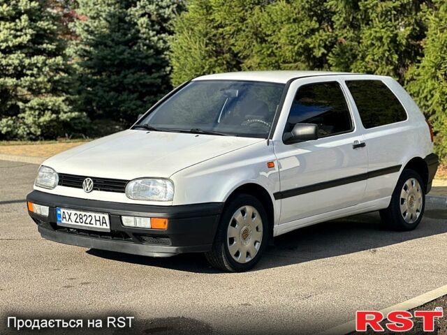 Білий Фольксваген Гольф, об'ємом двигуна 1.8 л та пробігом 216 тис. км за 3399 $, фото 3 на Automoto.ua