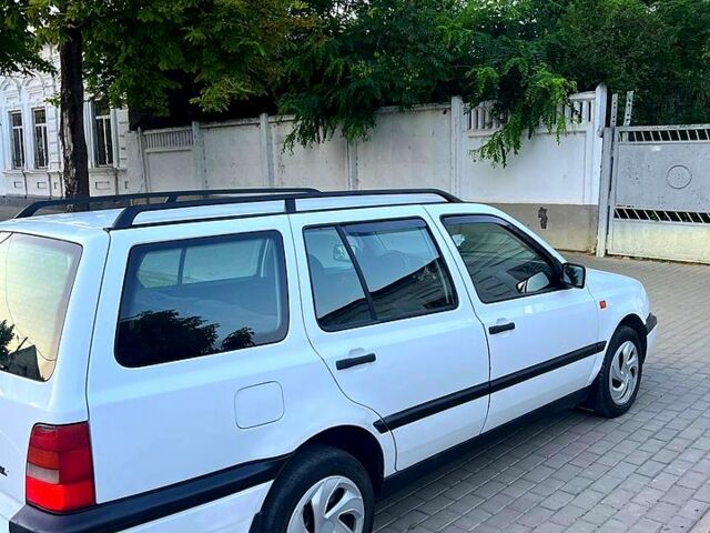 Белый Фольксваген Гольф, объемом двигателя 1.8 л и пробегом 200 тыс. км за 2300 $, фото 3 на Automoto.ua