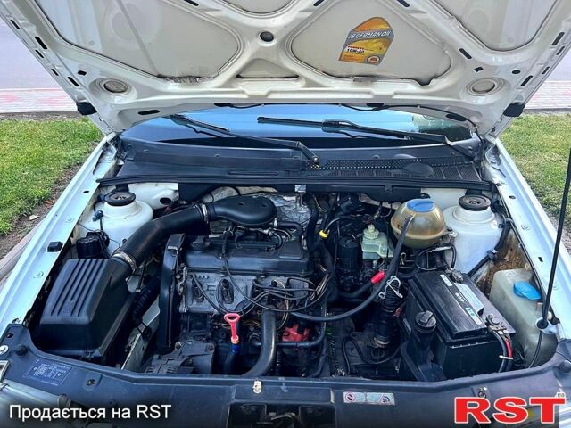 Белый Фольксваген Гольф, объемом двигателя 1.8 л и пробегом 200 тыс. км за 2300 $, фото 6 на Automoto.ua