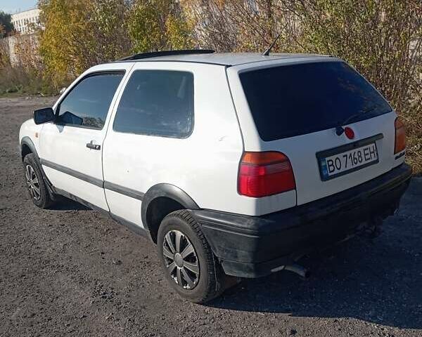 Белый Фольксваген Гольф, объемом двигателя 1.39 л и пробегом 93 тыс. км за 2000 $, фото 3 на Automoto.ua