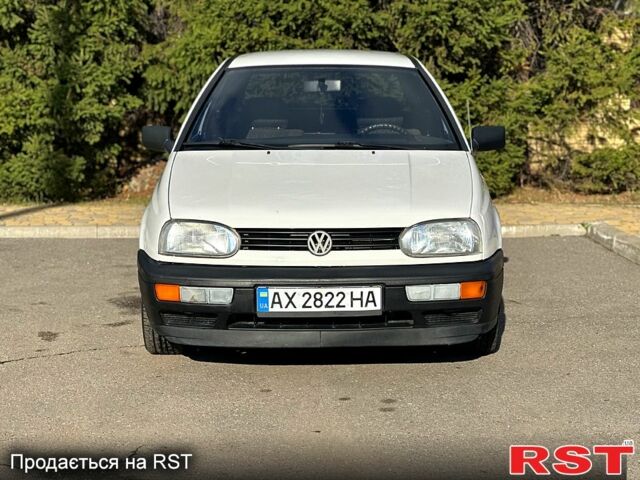 Білий Фольксваген Гольф, об'ємом двигуна 1.8 л та пробігом 216 тис. км за 3399 $, фото 1 на Automoto.ua