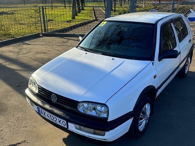 Белый Фольксваген Гольф, объемом двигателя 1.4 л и пробегом 280 тыс. км за 1800 $, фото 3 на Automoto.ua