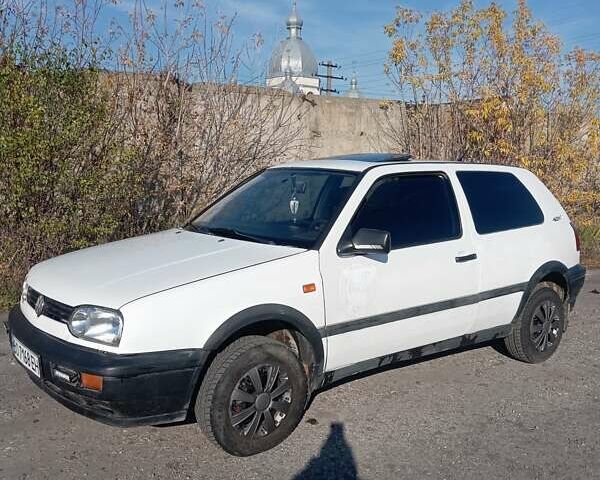 Білий Фольксваген Гольф, об'ємом двигуна 1.39 л та пробігом 93 тис. км за 2000 $, фото 1 на Automoto.ua