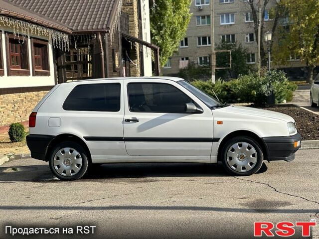 Білий Фольксваген Гольф, об'ємом двигуна 1.8 л та пробігом 216 тис. км за 3399 $, фото 5 на Automoto.ua