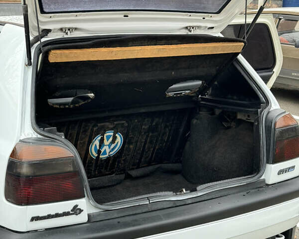 Белый Фольксваген Гольф, объемом двигателя 1.4 л и пробегом 247 тыс. км за 3200 $, фото 12 на Automoto.ua