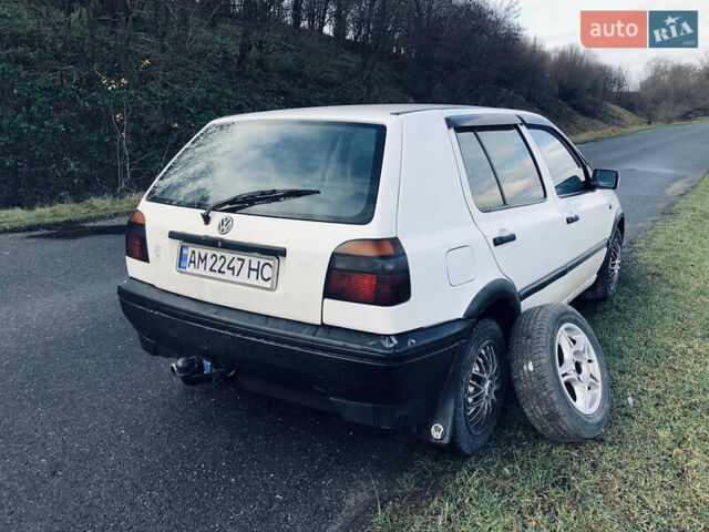 Білий Фольксваген Гольф, об'ємом двигуна 1.6 л та пробігом 125 тис. км за 2250 $, фото 1 на Automoto.ua