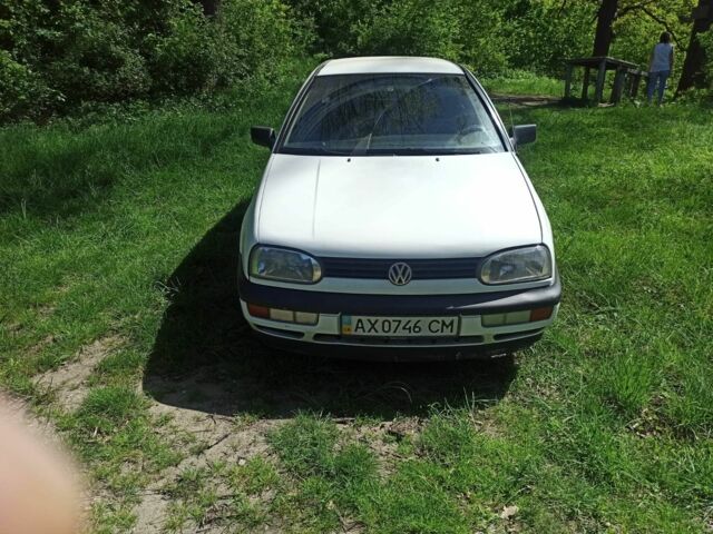 Белый Фольксваген Гольф, объемом двигателя 1.8 л и пробегом 240 тыс. км за 2400 $, фото 1 на Automoto.ua