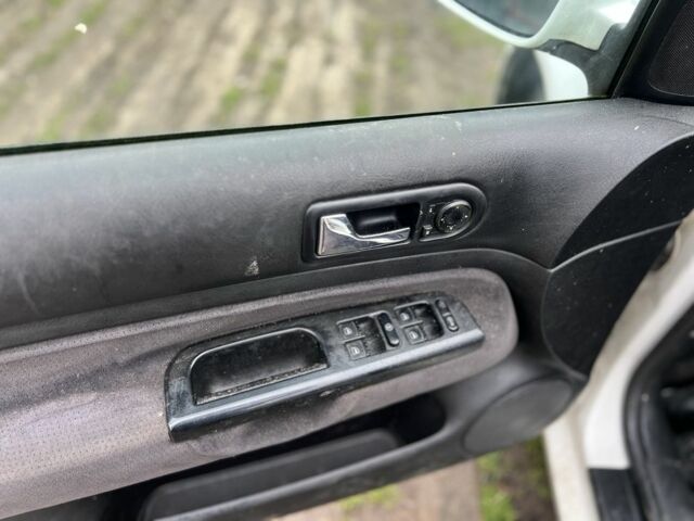 Белый Фольксваген Гольф, объемом двигателя 1.9 л и пробегом 300 тыс. км за 1250 $, фото 1 на Automoto.ua