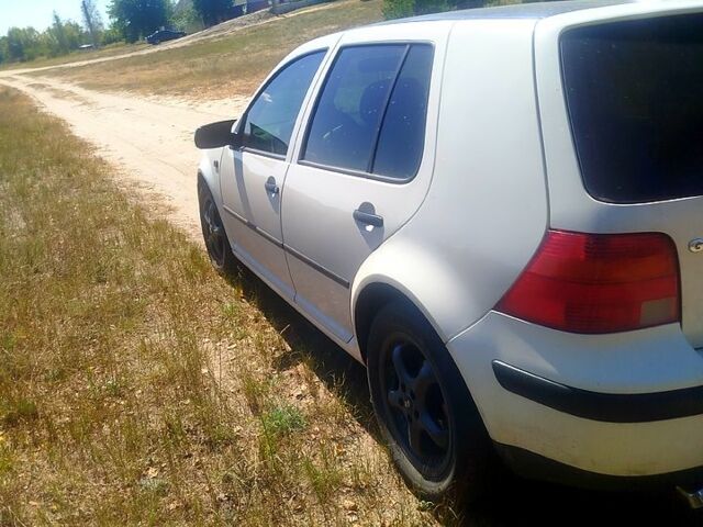 Белый Фольксваген Гольф, объемом двигателя 1.4 л и пробегом 352 тыс. км за 3950 $, фото 2 на Automoto.ua