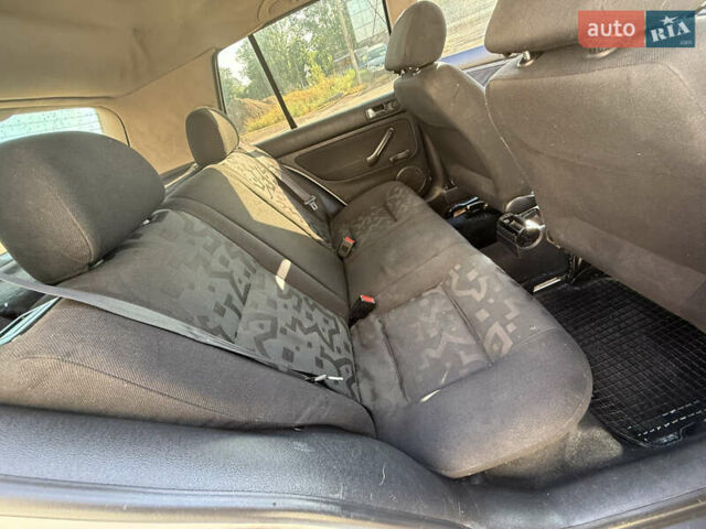 Белый Фольксваген Гольф, объемом двигателя 1.6 л и пробегом 263 тыс. км за 3000 $, фото 16 на Automoto.ua