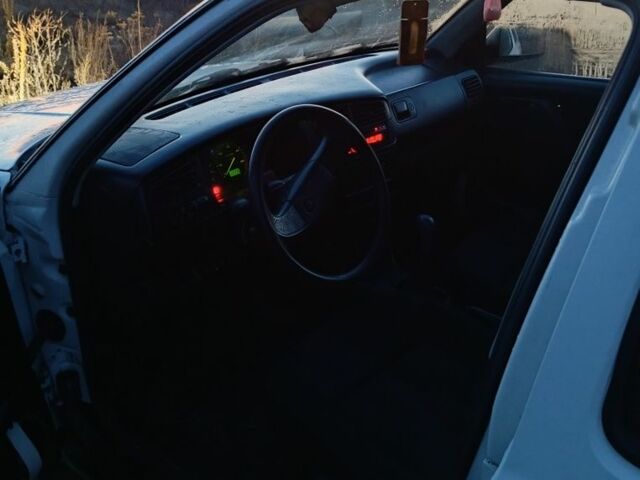 Білий Фольксваген Гольф, об'ємом двигуна 1 л та пробігом 1 тис. км за 1200 $, фото 3 на Automoto.ua