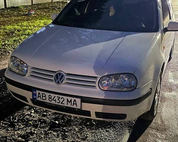 Белый Фольксваген Гольф, объемом двигателя 1.39 л и пробегом 416 тыс. км за 3800 $, фото 2 на Automoto.ua